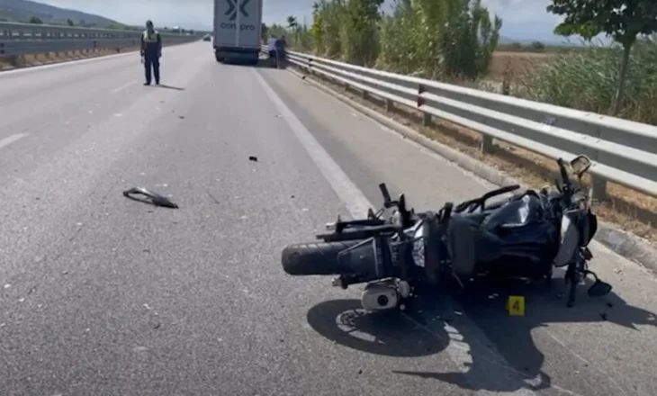 Motori përplaset me kamionin, dy të plagosur nga aksidenti në Levan–Vlorë