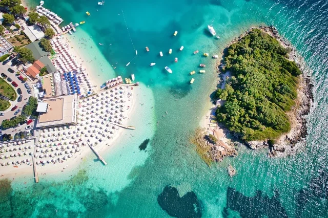 ”National Geographic”: Riviera Shqiptare mbetet perfekte për një udhëtim me makinë