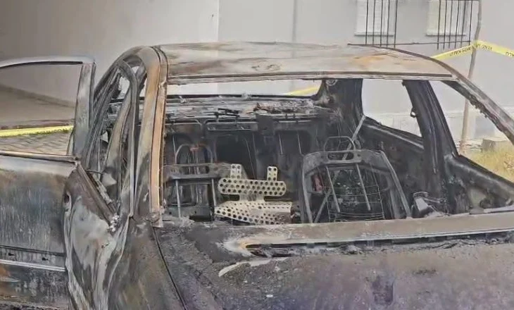 Ndodheshin të parkuara në hyrjen e një pallati, digjen dy makina në Korçë