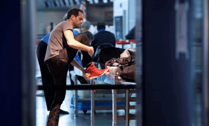 Ndryshon rregulli pas 20 vitesh në aeroportet amerikane, udhëtarët nuk do t’i heqin më këpucët për kontroll