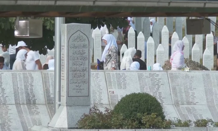 “Në Europë s’ka vend për mohim”, 30 vjet nga masakra e Srebrenicës, mijëra boshnjakë kujtojnë viktimat