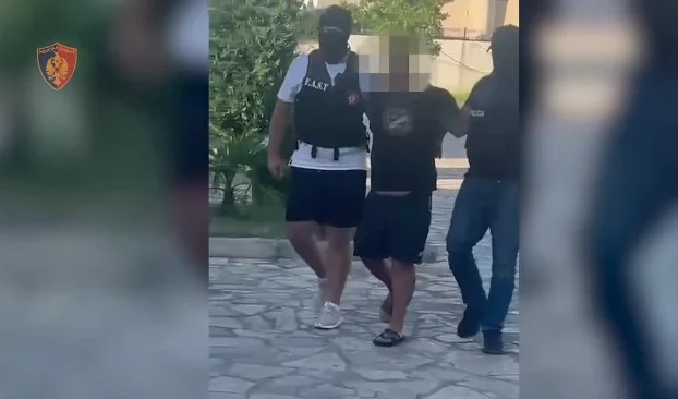 Në kërkim ndërkombëtar për trafikim narkotikësh/Pranga 40 vjeçarit, do ekstradohet..