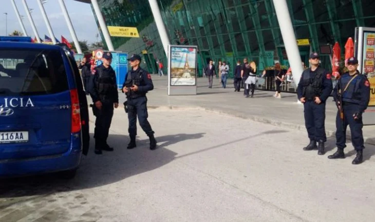 Në kërkim nga GJKKO, kapet në Rinas 57-vjeçari! Akuzohet si pjesëtar i një grupi kriminal