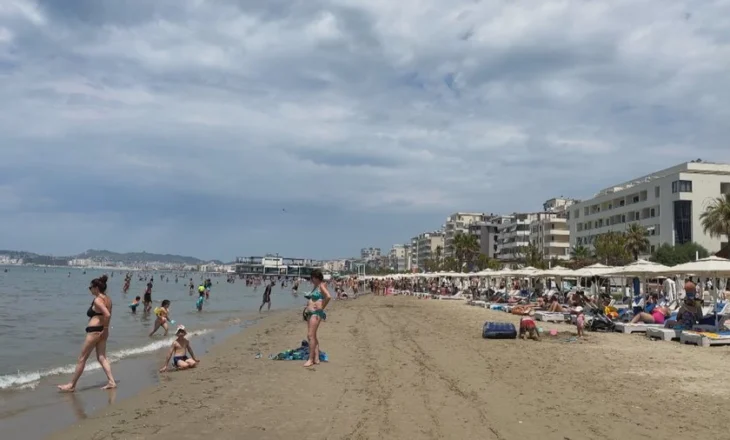 Në plazhin e Durrësit humbin çdo ditë 4-5 fëmijë