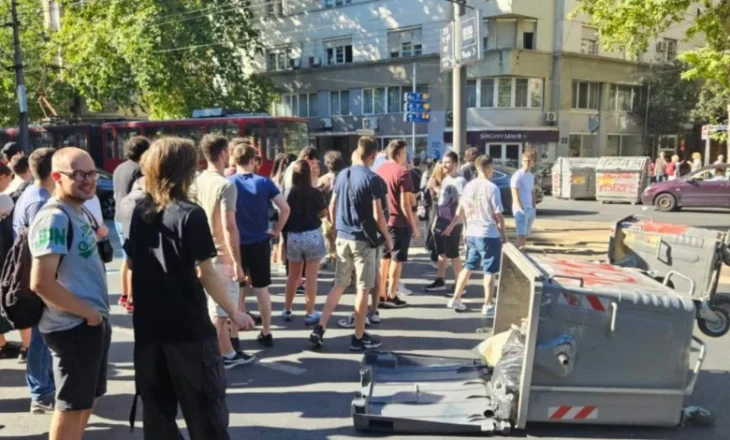 Në Serbi vazhdon mosbindja civile, dhjetëra persona të ndaluar. Çfarë po ndodh në Beograd?