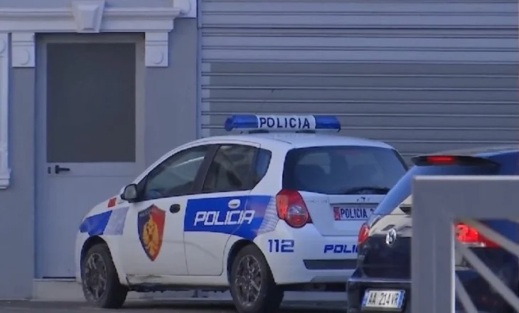 Nën dyshimet e policisë, makina vihet në ndjekje/ Arrestohet një person me armë zjarri