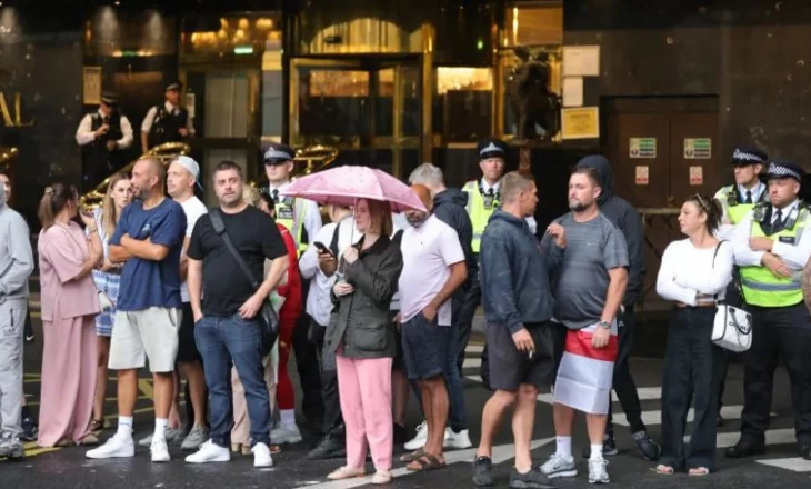 Neonazistët që udhëheqin protestat kundër emigrantëve në hotelin Epping bëjnë thirrje për veprim mbarëkombëtar