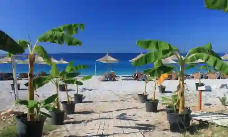 ”New York Times” përzgjedh Dhërmiun ndër destinacionet më të mira turistike globale