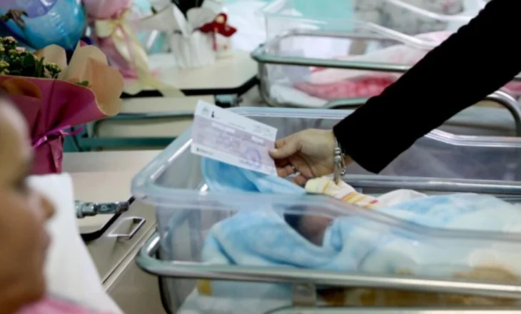 Nga 2026 nuk do ketë më “çek bebe”/ Qeveria e zëvendëson me pagesë mujore deri në moshën…