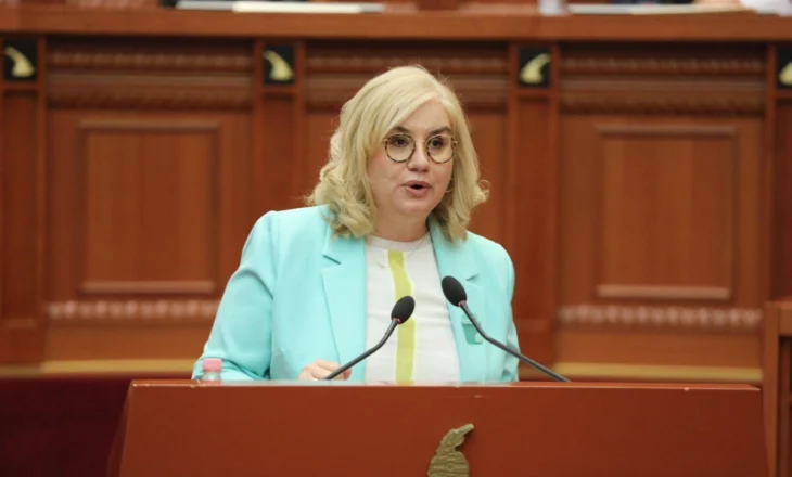 Nga betimi i Hipokratit te betimi si deputete, Zheni Gjergji mbyll rrugëtimin në Parlament, ja mesazhi