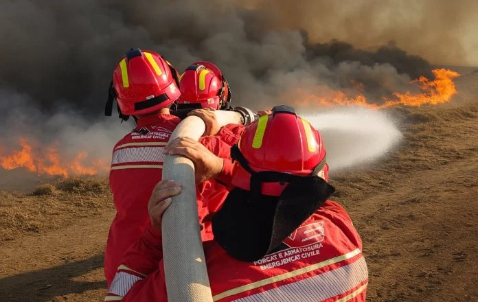 Nga Lura në Mallakastër/ 22 vatra zjarri gjatë 24 orëve të fundit, 5 ende aktive