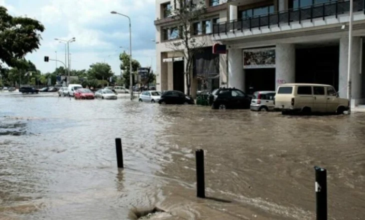 Nga vapë në stuhi/ Vendi fqinj përballet me reshje, breshër dhe përmbytje
