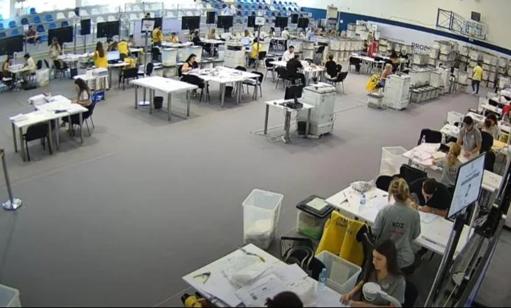 Nis rinumërimi i votave të Durrësit, hapen 11 nga 290 kuti, reflektohen gabimet e para! Në ‘sitë’ edhe diaspora