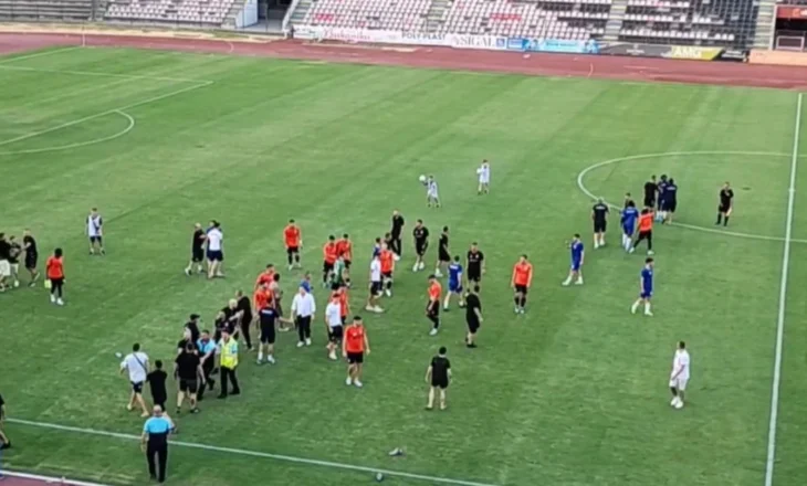 Nisi si miqësore, përfundoi si luftë! Plas grushti në futbollin shqiptar, në fushë futen edhe tifozët