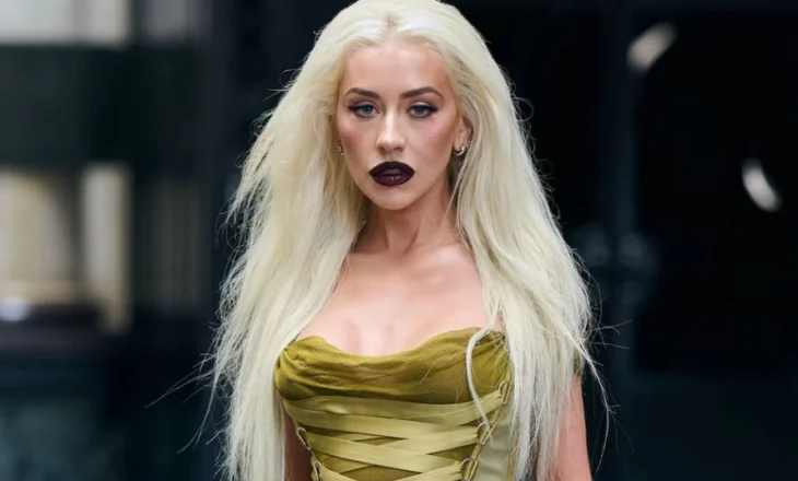 Një ikonë e rikthyer: Christina Aguilera në fustanin legjendar të Versace pas dy dekadash