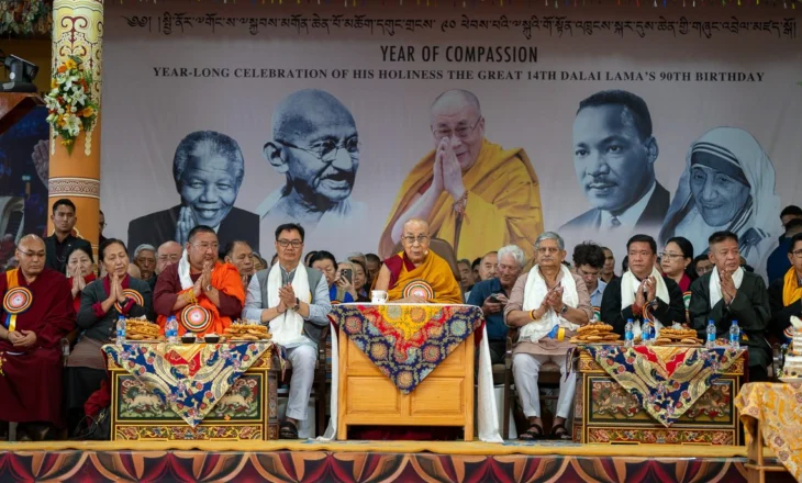 Një jetë në shërbim të dhembshurisë, Dalai Lama feston 90-vjetorin mes tibetianëve në mërgim