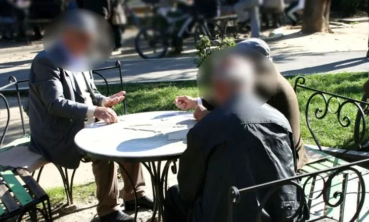 Një lojë me domino kthehet në një plagosje me thikë/ Arrestohet autori që goditi 70 vjeçarin