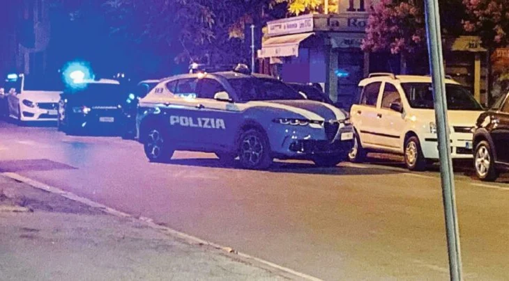 Një rumun godet shtatë herë me thikë shqiptarin 36-vjeçar, i plagos edhe bashkëshorten dhe rreh djalin 13-vjeçar