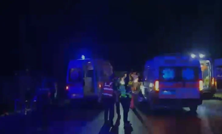 Një viktimë dhe katër të plagosur! Traileri me targa serbe përplas makinën në aksin Lezhë-Shkodër, mjeti bie në kanal!