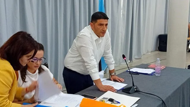 “Një zyrë – një kushëri” – Denoncimi: Kryetari i Këshillit Bashkiak në Sarandë, Asaf Stroka “rrjetin e punësimit familjar” brenda Bashkisë