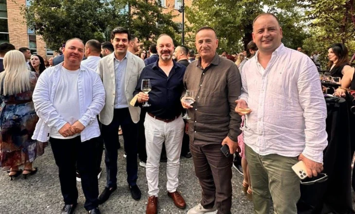 Njerëzit që duhet t’u shërbejnë qytetarëve/ Drejtorët e bashkive në Pogradec me biznese pa leje zaptojnë hapësirën publike