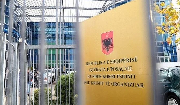 “Nuk do dëgjoj idiotësirat e këtij…”/ Dosja ‘Plumbi i Artë’, tension dhe fyerje mes palëve, dështon sërish marrja e…