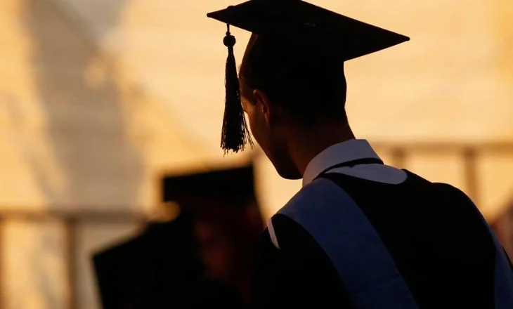 Nuk ‘pi ujë’ diploma, papunësia tek të rinjtë me arsim të lartë shënon rritje në vitin 2025