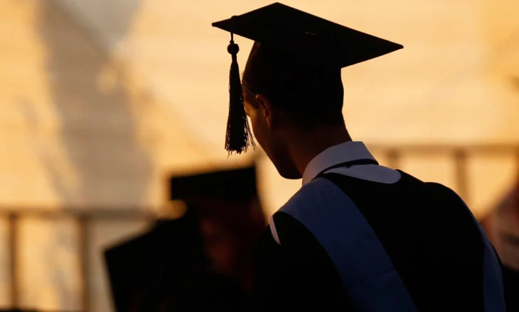 “Nuk pi ujë diploma”, rritet papunësia tek të rinjtë me arsim të lartë më 2025