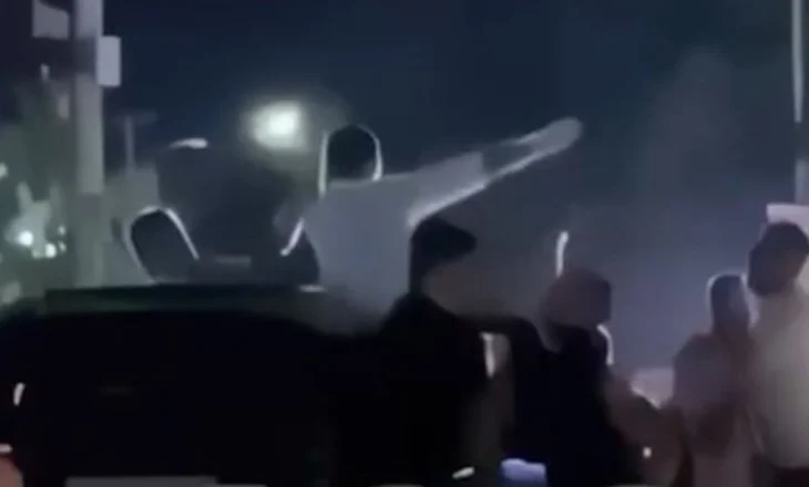 Nuk po ndalen! “Plas” sërish sherri me shkelma e grushta në Dhërmi (VIDEO)