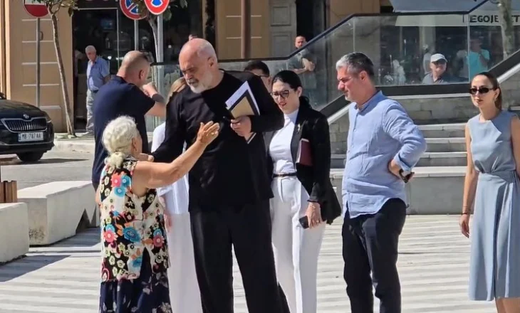 “O Edi”/ E moshuara përplaset me truprojat e kryeministrit, Rama ndalon dhe e dëgjon: Hajde…