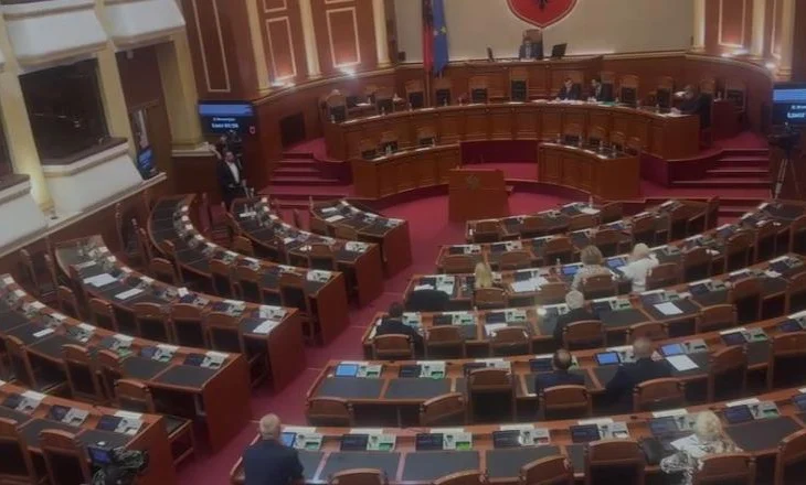 Opozita braktis seancën plenare, asnjë deputet në sallë, ironizon Balla: Ora 5 e mirë për gjumë