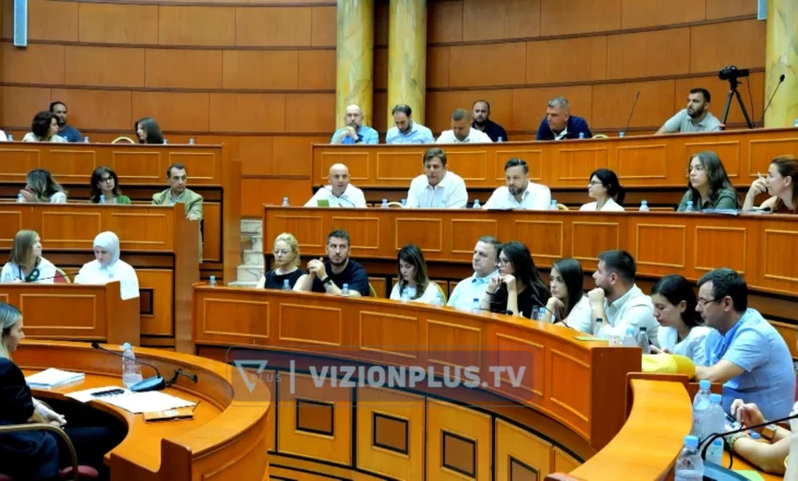 Opozita do shkarkimin e Veliajt, debate mes këshilltarëve të majtë e të djathtë në Këshillin Bashkiak