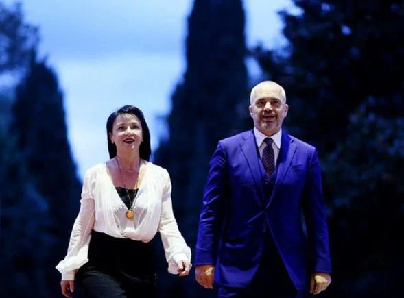 “Opozitën më të ashpër e kam në shtëpi”, rrëfimi i Kryeministrit për bashkëshorten, Lindën