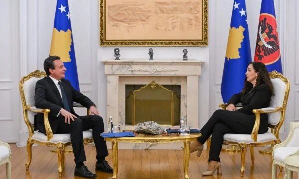 Osmani pret krerët e partive, përpjekje për t’i dhënë fund krizës. Kurti: Do bëjmë çmos për ta zgjidhur