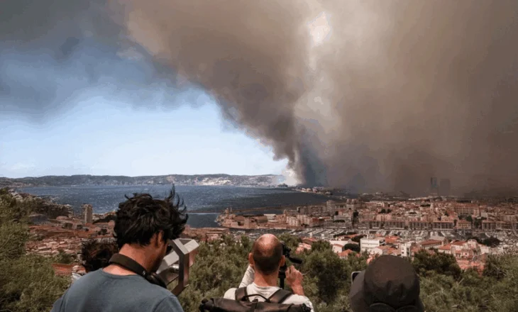 Pamje apokaliptike, zjarri shkrumbon pyjet dhe i afrohet Marsejës, mbyllet aeroporti
