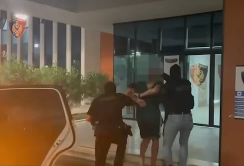 Pamje nga arrestimi i personave që mbyten me litar në fyt 23 vjeçarin