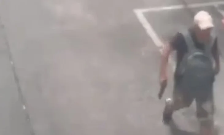 Pamje tronditëse/ Momentet kur vrasësi ndjek viktimat e tij në tregun e Bangkokut