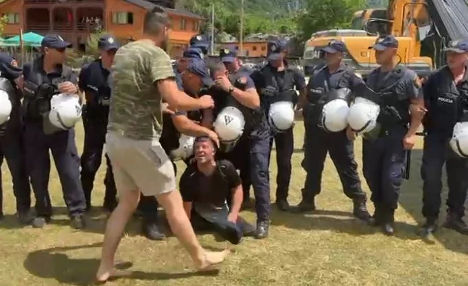 Pamje tronditëse nga Thethi/ Efektivët tërheqin zvarrë një invalid, ndërhyjnë banorët (Video)