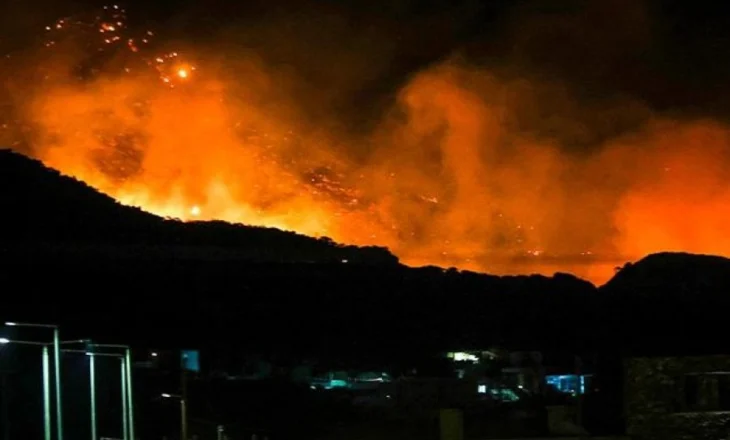 PAMJE/ Zjarri në Ierapetra, jashtë kontrollit: Shtëpi të djegura dhe njerëz të evakuuar me anije
