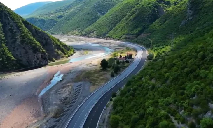 Pamjet nga aksi Elbasan – Librazhd, pjesë e Korridorit 8, Rama: Puna po avancon ndjeshëm në asfaltim e ura