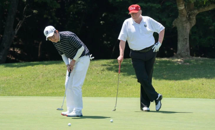 PAMJET/ Trump mashtron në golf, shpërthejnë komentuesit: Për ata budallenj…