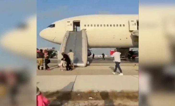 Panik në aeroportin e Antalias, avioni bën ulje emergjente dhe evakuohet pasi filloi t’i dilte tym nga rrotat