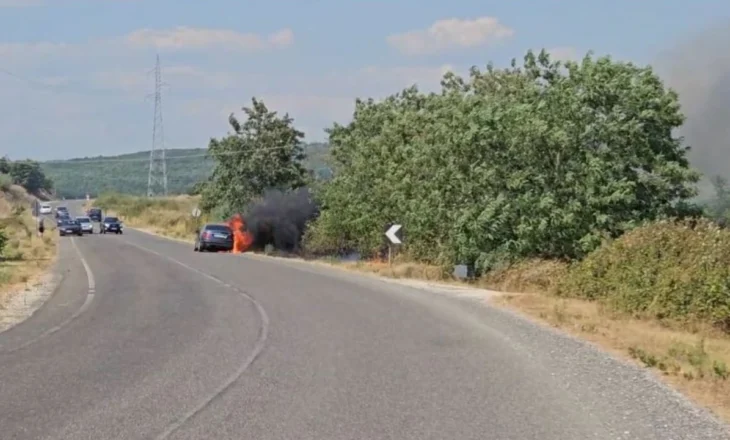 Panik për familjen me pesë anëtarë në aksin në Belsh-Kuçovë, shpërthen në flakë makina që udhëtonin
