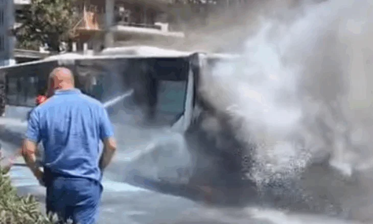 PANIK për pasagjerët! Shkrumbohet nga flakët autobusi i linjës Tiranë-Kamëz