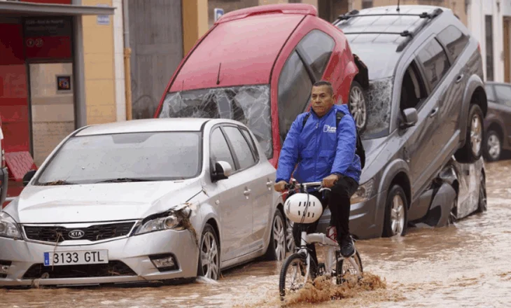 Paradoks në Spanjë/ Jugu digjet në 40°C, veriu përmbytet nga shirat, alarm në 25 provinca