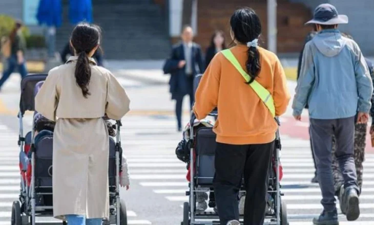 Paradoksi i lindjeve: Në vendin me lindshmërinë më të ulët, klinikat e fertilitetit njohin bum