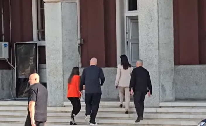 Paralajmërim për shkarkime masive të drejtorëve në bashkitë Fier dhe Durrës
