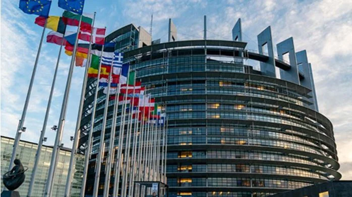 Parlamenti Europian: Serbia duhet ta njohë gjenocidin në Srebrenicë