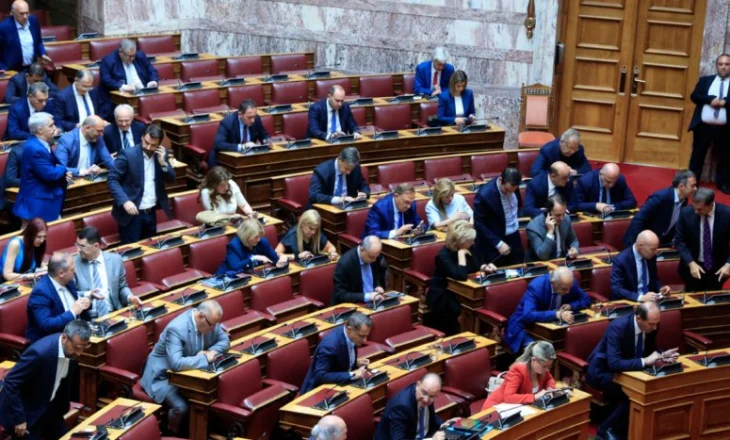 Parlamenti grek miraton amendamentin për pezullimin e kërkesave të emigrantëve për azili për tre muaj