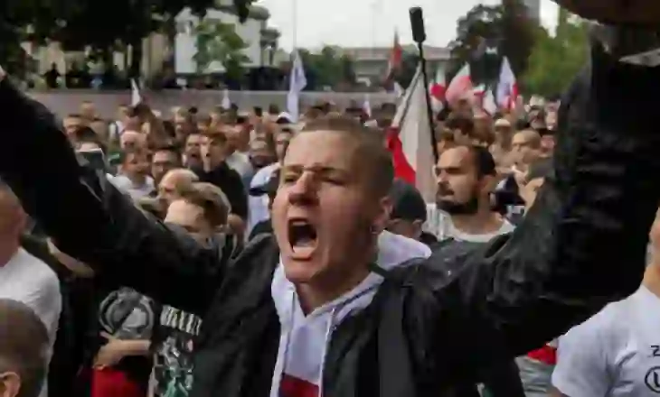 Partia e ekstremit të djathtë, “Konfederacja” e njohur si anti-evropiane dhe homofobike, nxjerr në rrugë Poloninë kundër migrantëve